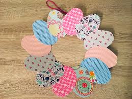 Osterkranz Aus Pappteller Basteln Mit Kindern Der Familienblog Fur Kreative Elter Ostergeschenke Basteln Fur Eltern Basteln Ideen Ostern Osterkranz Basteln