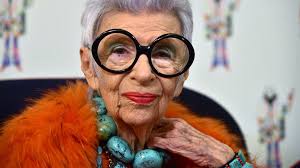 Povestea impresionantă a unei femei care a devenit model la 100 de ani.  Iris Apfel a cucerit lumea modei cu ținutele îndrăznețe