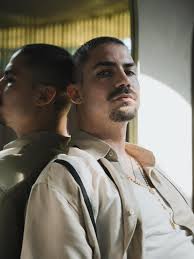 🤣 Andrés en esta foto: Malandro serio, misterioso, portada de revista.  Nosotras viéndolo: “ya pues San Andrés, bájele un cambio que estamos  cayendo otra vez” 💘🔥 Porque una cosa es posar… y