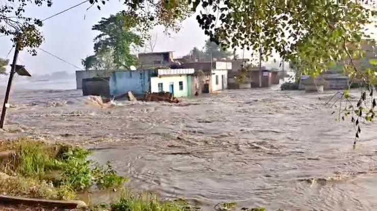 बिहार में बाढ़ से तबाही, बेतिया में चंपारण तटबंध टूटा.. गांवों में घुसा गंडक का पानी