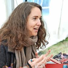 Gartensoirée am Otto-Ubbelohde-Haus: Autorin und Gaststipendiatin Iris Wolff  stellt sich 100 Gästen vor