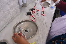 Selain itu, batu kerikil untuk lempar jumrah yang biasanya diambil oleh jemaah di sepanjang rute haji, sudah disediakan dalam bungkusan plastik dan sudah disterilkan sebelumnya. Jamaah Haji Antusias Minum Air Zamzam Republika Online