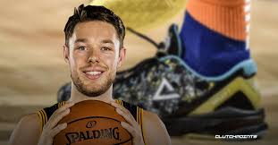 Matthew dellavedova is getting his very own signature shoe with peak australia known as the peak delly 1. Cavs News Matthew Dellavedova Always Has Wedding Ring On His Shoe During Games