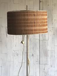 Mid Century Stehlampe Mit Holzschirm 1950er Bei Pamono Kaufen