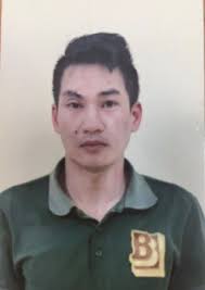 Biểu hiện nghi vấn của nam thanh niên điều khiển xe máy