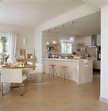 Cocina lacada con puerta de plafón cuadrado y tiradores que incluye una península, zona de aparador y zona para comedor con mesa y sillas. 36 Cocinas Con Comedor Se Ven Sensacionales 19 Curso De Organizacion Del Hogar Y Decoracion De Interiores
