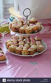Jetzt ausprobieren mit chefkoch de. Buttercream Cupcakes Auf Einem Kuchen Stand Auf Der Ein Kind Geburtstag Kinder Party Kinder Party Mehrstufige 2 Stufen Stockfotografie Alamy
