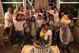 Department store in ayah, jawa tengah, indonesia. Berulang Tahun Ke 67 Ayah Dewi Perssik Mochammad Aidil Dapat Kejutan Dari Sang Putri Kue Berisi Uang Layaknya Atm