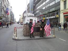 Ligging gold inn angleterre hotel ligt in het centrum van berlijn op 2 minuten lopen van checkpoint charlie. Checkpoint Charlie Crossing Point Bild Von Hotel Angleterre Berlin Tripadvisor