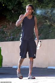 Cameron jibril thomaz (born september 8, 1987), known professionally as wiz khalifa, is an american rapper, singer, songwriter and actor. Wiz Khalifa Smokes A Suspicious Looking Cigarette As He Makes His Way To A Hollywood Gym Aktuelle Boulevard Nachrichten Und Fotogalerien Zu Stars Sternchen