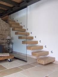 L Escalier Bois Quart Tournant En Mode Bastaing Encastres Dans Le Mur Pour Un Effet Tres Depouille Http Www Edifit Escalier Suspendu Idees Escalier Escalier