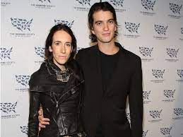 I think as mayors, as leaders, as ceos, it is our responsibility to set the trend of the future and the trend is we versus me.adam neumann explains how. Wework Life And Rise Of Controversial Ceo And Cofounder Adam Neumann