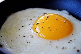 Tuangkan minyak goreng ke dalam. Telur Mata Sapi Lebih Enak Kalau Dibuat Dengan Cara Ini