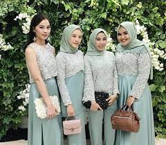 Kebaya brokat warna mint dengan model peplum juga bisa jadi pilihan yang enggak kalah anggun. Kreasi Model 18 Model Baju Brokat Untuk Orang Kurus