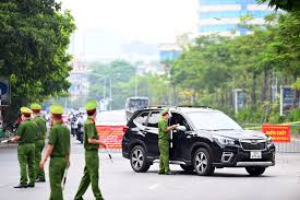 Kiểm soát người đi đường tại chốt kiểm soát trên địa bàn phường thạch bàn, quận long biên, hà nội. Zz1udamm1fbuym