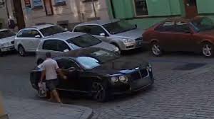 Plzeňský fotbalista a bývalý reprezentant david limberský může znovu sednout za volant. Podivejte Se Jak Muz Poskrabal Fotbalistovi Limberskemu Luxusni Auto Skrabanec Za 150 Tisic Seznam Zpravy