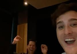 Es el astro rey bien ganado se lo tiene. Video Diego Boneta Nos Da Un Adelanto De Luis Miguel La Serie Cantando Suave