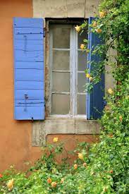 Mediterranean Wall Design Colors And Painting Techniques Home Decoration Alte Fenster Wandgestaltung Blaue Fensterladen