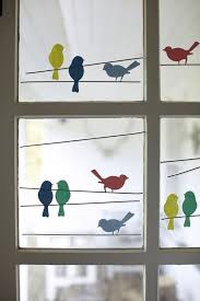 Mit Tonkarton Fensterbilder Basteln Mit Kindern Vogel Auf Draht Sitzend Fensterbilder Basteln Klassentur Dekorationen Klassenzimmer Gestalten