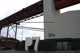 No dia 25 de abril de 1974, centenas de militares marcharam por várias regiões de portugal em uma ação coordenada que instaurou a democracia no país depois de 48 anos de ditadura. Pilar 7 Bridge Experience Heart Of Ponte 25 De Abril We Heart Lisbon