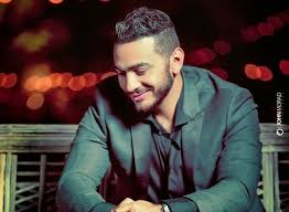 مجلة حلوة هل تامر حسني هو اول من التقط الـ Selfie صورة Handsome Actors Singer Actors