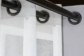 basic inbetween gordijn maran 43 grijsblauw gordijnen uitgevoerd met zwarte ringen en roede zijn stijlvol en stoer tegelijk a gordijnen raambekleding house