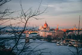 Tuna nehrinin iki yakasını birleştiren köprüler özellikle geceleri ışıl ışıl ve göz alıcıdır. Dicas Do Que Fazer Em Budapeste Com Atracoes Gratuitas