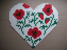 Cœur Blanc A Motifs Coquelicots En Perles Hama Hama Perles Hama Broderie Point De Croix