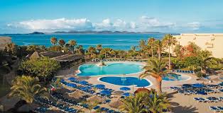 Like all other holiday destinations on the canary islands, the resort is generally warm all year round and is a popular winter retreat for many tourists. Image De Plage Playa Blanca Lanzarote Hotel Paradise Island