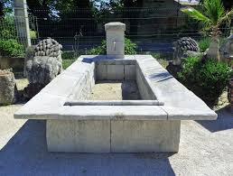 Grand Lavoir Ancien En Pierre Avec Petit Fronton Atelier Alain Bidal Artisan Tailleur De Pierre Lavoir Bassin Decoration Jardin