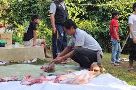 Kita dibolehkan memberi daging kurban kepada orang kafir mu'ahid (non muslim yang mengikat perjanjian damai dengan kaum muslimin) baik karena statusnya sebagai orang miskin, kerabat, tetangga, atau karena dalam rangka menarik simpati mereka. Daging Kurban Untuk Non Muslim Bagaimana Hukumnya Islampos