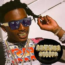 Amazon.com: MEDOJO Kit de disfraz de hip hop de los años 80 y 90, cadena  dorada falsa con signo de dólar, circonita cúbica, dientes Grillz, rapero,  Negro, Ajustable : Ropa, Zapatos y Joyería