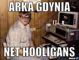 Zdjęcie kibiców lechii przed ustawką z kibolami arki gdynia, w tle zielony most. Arka Gdynia Net Hooligans Memy Pl