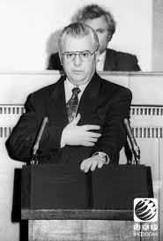 Он занял президентский пост в результате событий августа 1991 года. Lishe Pislya 1 Grudnya 1991 Roku Ukrayinu Viznali U Sviti Fotoreportazh