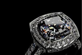 Sesuaikan diameter cincin dengan ukuran jari, cincin kawin untuk pria biasanya memiliki lebar diameter 5 mm dan untuk wanita 4 mm.jangan memaksakan diri memilih model yang terlalu banyak motif dan corak jika tidak terlihat cocok. Hindari 4 Kesalahan Umum Saat Memilih Cincin Tunangan Halaman All Kompas Com