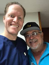 Alexandra Fuentes mira quien vino a visitarme tempranito a la oficina. Un  paciente muy especial. ¡El súper suegro!