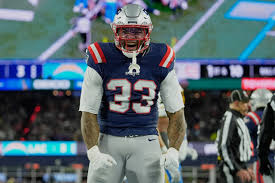 Mike Vrabel surprises Patriots longest-tenured player with honor