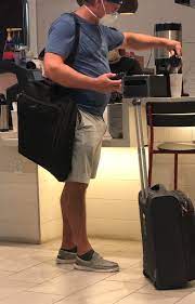Couldn't stop looking at this guy at the airport! : r/Bulges