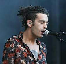 Pinterest Kitkat Xxi The 1975 Matty Healy Man Bun Hairstyles