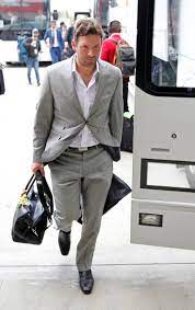 Dallas Cowboys Quarterback Tony Romo Shows Off An Outfit That S Perfect For Traveling In Style James D Buccaneers Football Cowboys Quarterbacks Nfl Players
