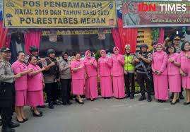 Posting lebih baru posting lama beranda. Polisi Yang Jaga Nataru Dapat Tali Asih Dari Ibu Ibu Bhayangkari