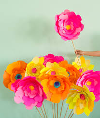 These beauties bloom year round and are perfect for parties & more. 20 Gorgeous Giant Paper Flowers To Make Sustain My Craft Habit