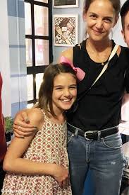 Of course, suri's parents are none other than famous actors katie holmes and tom cruise. Suri Cruise So Erwachsen Ist Die Tochter Von Katie Holmes Katie Holmes Tochter Alternde Eltern