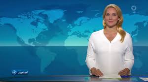 Judith rakers ist eine deutsche journalistin und fernsehmoderatorin. Judith Rakers Tagesschau 12 09 2020 12 Uhr Fluchtlinge Un Fernbus Unfall Youtube