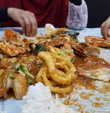 Ianya menyajikan makanan laut seperti kepah, sotong. Shell Out Di Kiensara Kitchen Bangi Sedap Cikyu