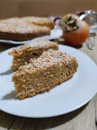 1) prepara gli ingredienti per la torta di cachi.sbuccia i cachi, riducili a pezzetti, elimina i filamenti e raccoglili in una terrina con il cacao amaro e il rhum.sguscia le uova e separa gli albumi dai tuorli. Torta Autunno Di Cachi E Amaretti Lisa In Cucina