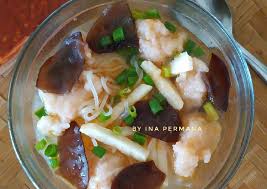 Tekwan palembang disajikan bersama kuah hangat yang memiliki rasa gurih. Resep Memasak Tekwan Udang Dengan Cepat