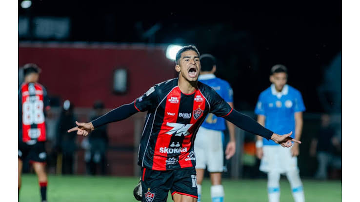 Vit&oacute;ria supera o Gr&ecirc;mio e se distancia do Z-4 do Brasileir&atilde;o