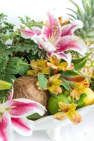 Ginger, loafa, mini pineapples, farm choice tropical greens. Six Ideas For Fruit And Flower Arrangements With Combinations To Create A Stunning Centerpiece Kelley Nan