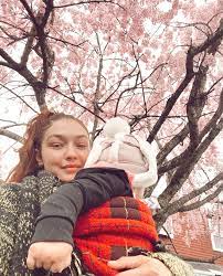 Congratulation to gigi hadid and zayn maik young and vibrant 25 years old model has given birth to their first child. Nc Zciudp1ilfm
